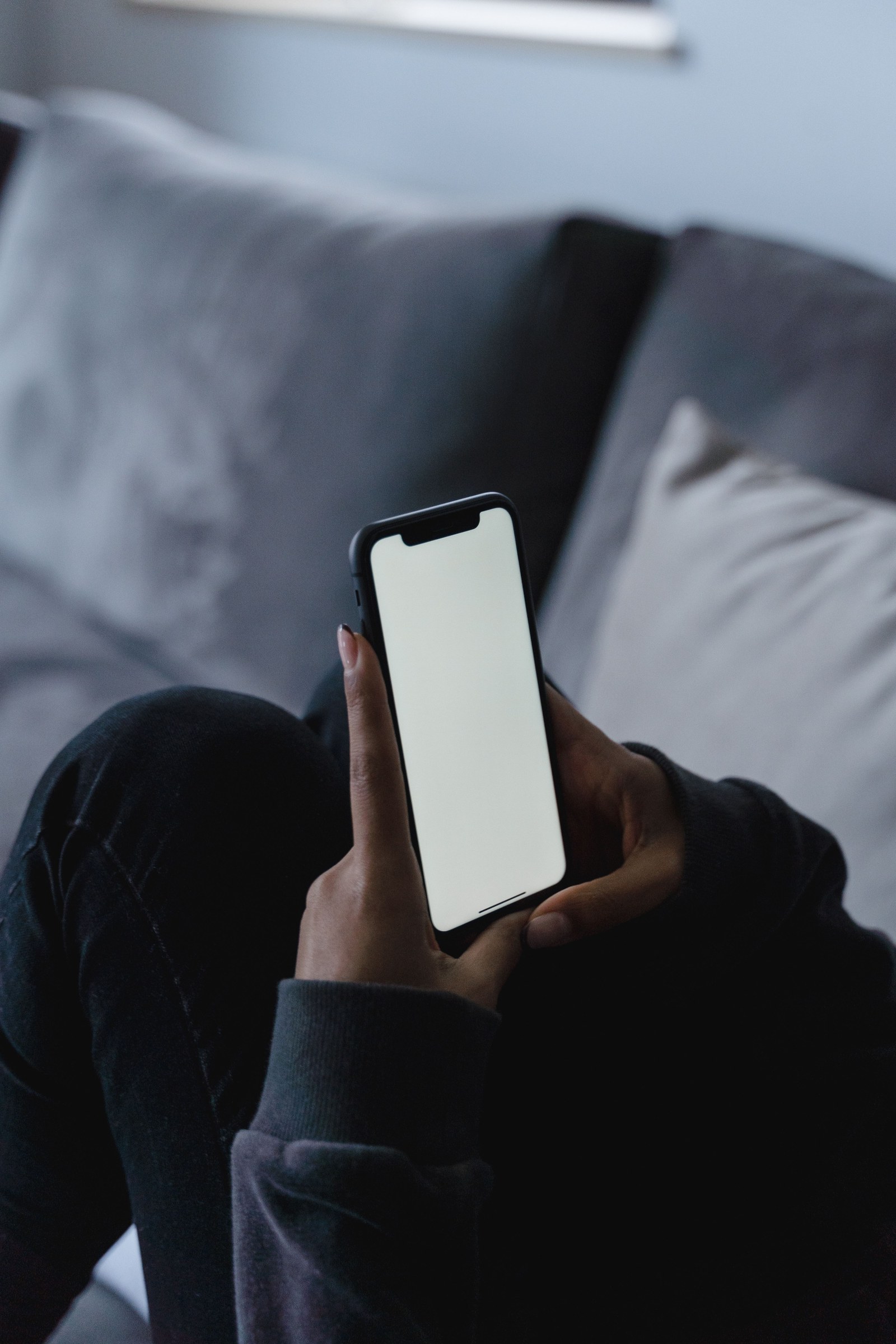 Kund som använder mobilen för att höra av sig till ett företag